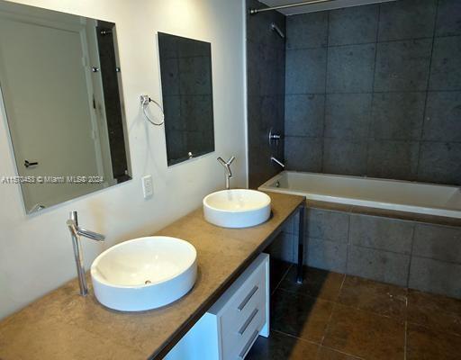 Building Photo - 485 Brickell Ave