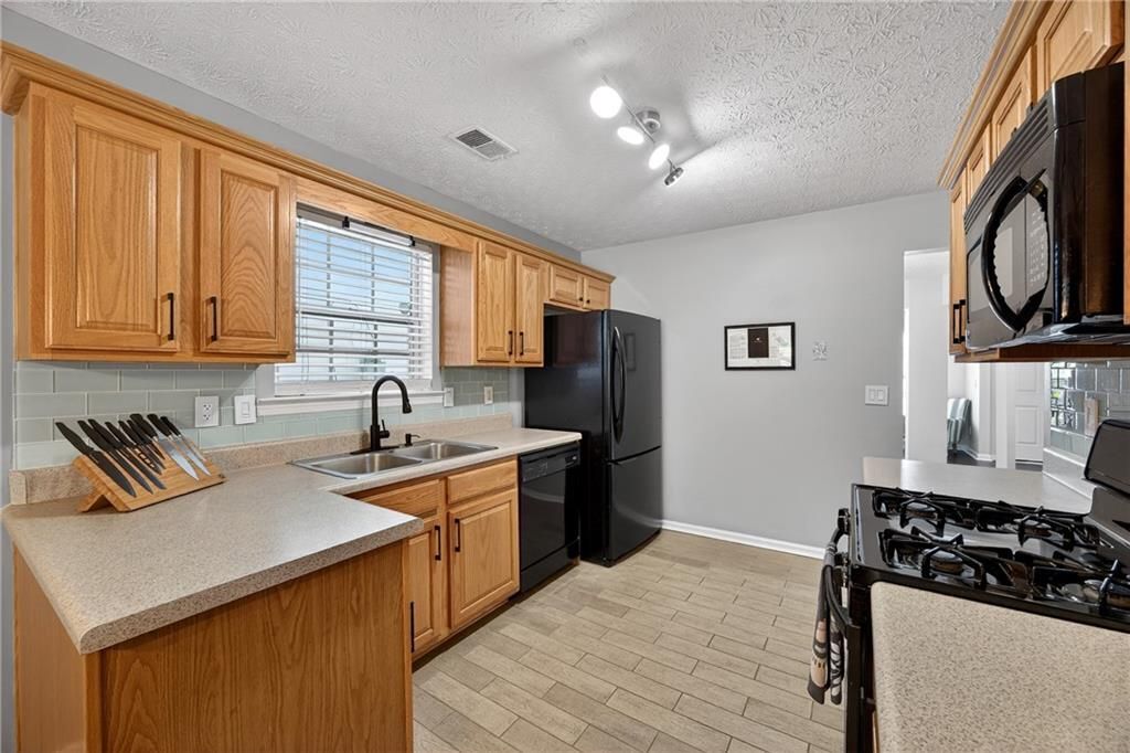 Building Photo - 9899 Vista Cir