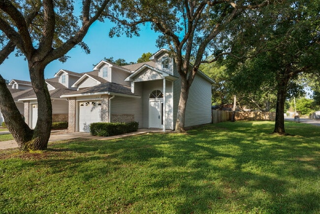 Building Photo - "Charming 2-Bed Townhouse Retreat with 2.5 Baths on Tooke Street!"