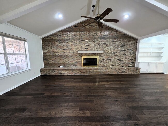 Building Photo - Large Duplex Unit just down the Street fro...