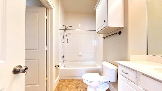 Building Photo - 4522 Lillian St