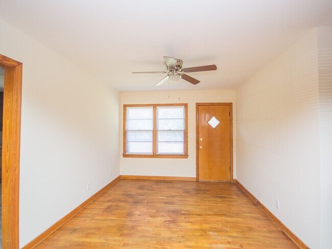 Building Photo - 707 Hine St N