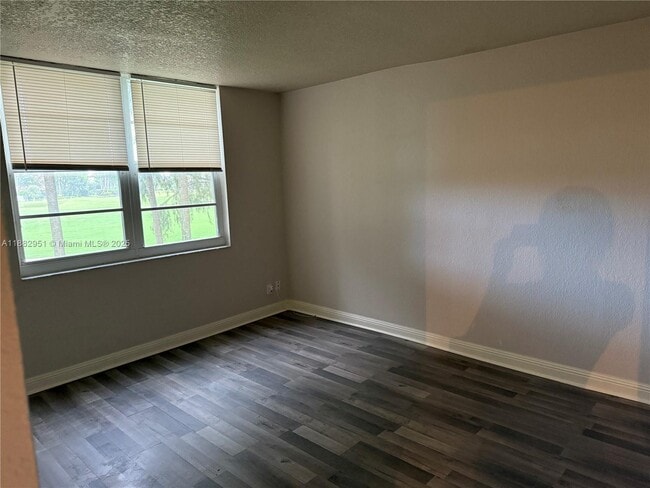 Building Photo - 250 Jacaranda Dr