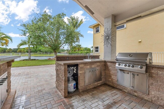 Building Photo - 950 Marina Dr