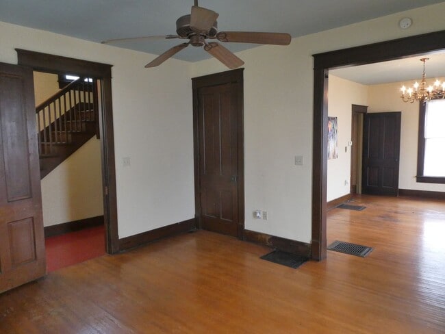 Building Photo - 3 Bedroom House Downtown & Walking Distance to Columbia College