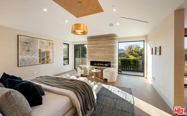 Building Photo - 565 Toyopa Dr