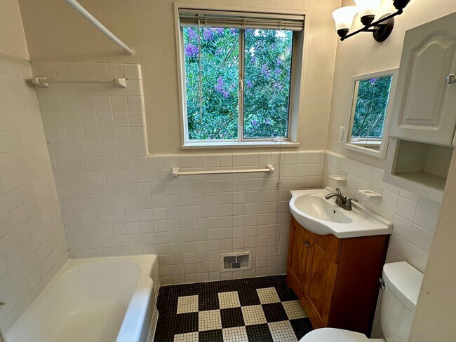 Building Photo - Light filled one-bedroom condo located in ...