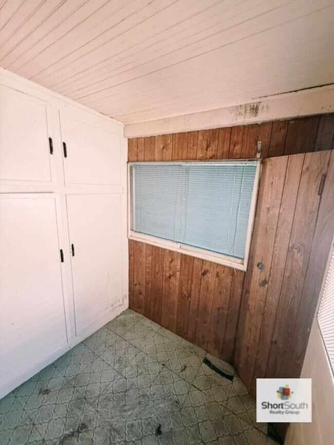 Building Photo - Updated 3 bed 1 bath main floor apartment