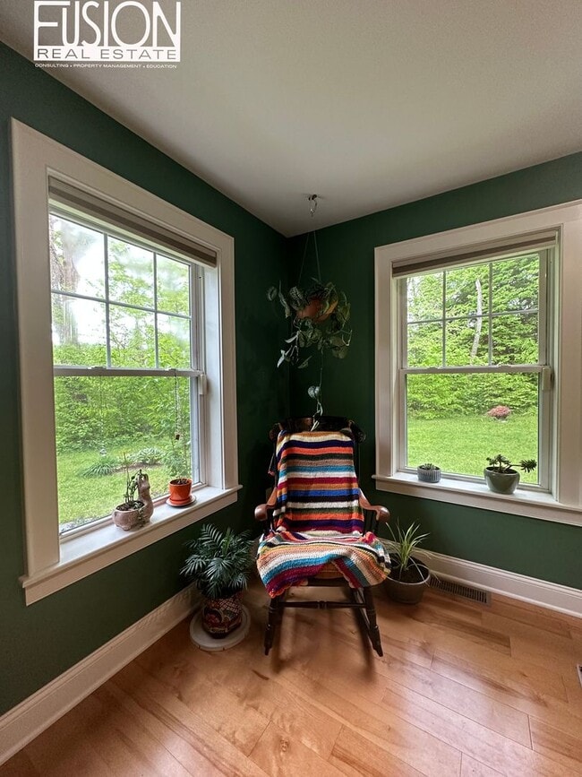 Building Photo - Beautiful, Spacious, Private Four Bedroom ...