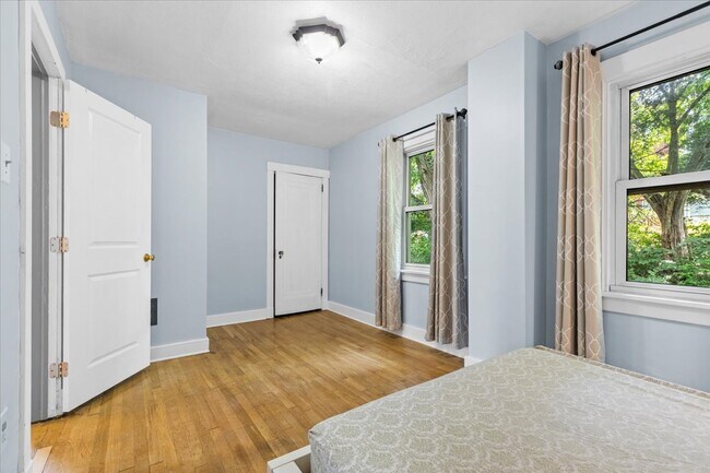 Building Photo - 776 Montclair St