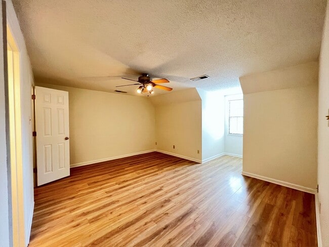 Building Photo - GREAT NORTHWEST LOCATION 2 BDRM / 2 BATH C...
