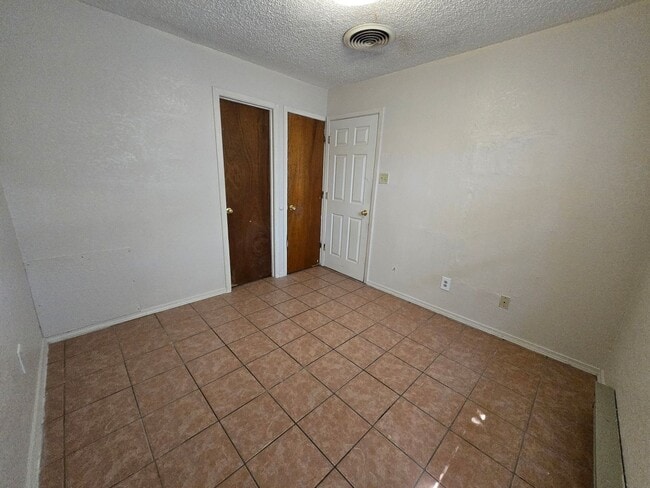 Building Photo - 1 Bedroom Apartment