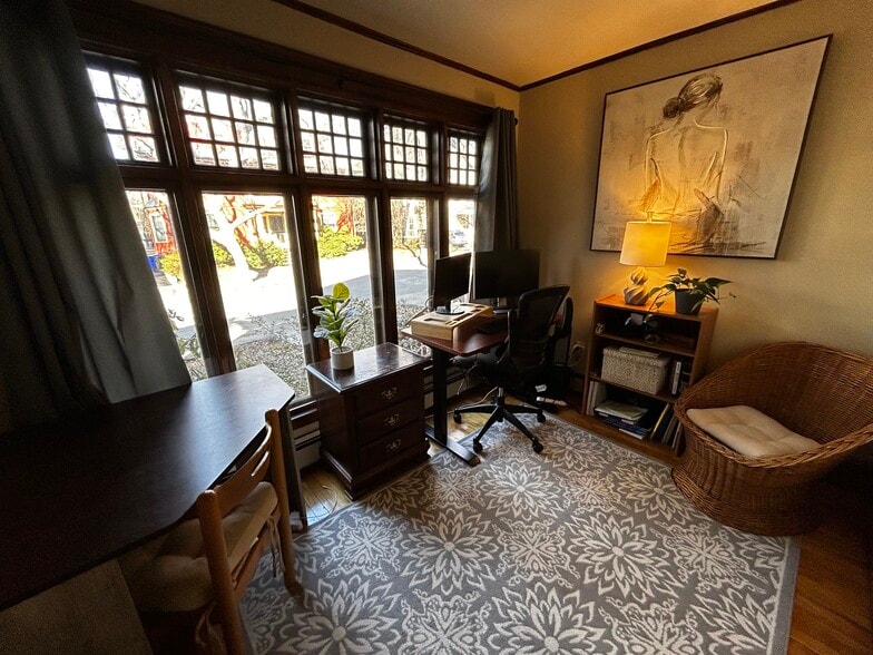 Sunroom or study - 15 Stetson St