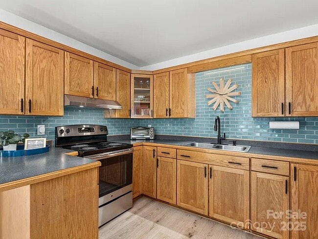 Building Photo - 15 Lawterdale Rd