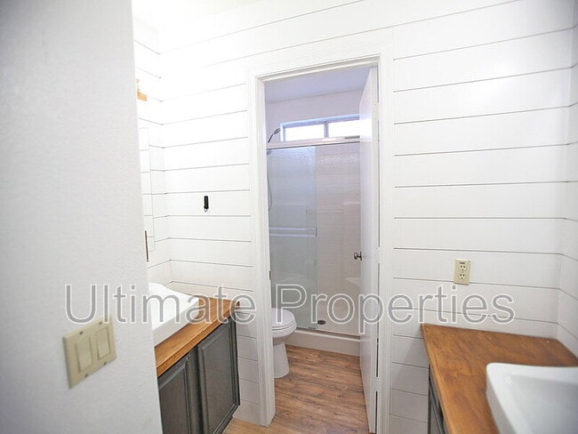Building Photo - 7439 W Via Del Sol Dr