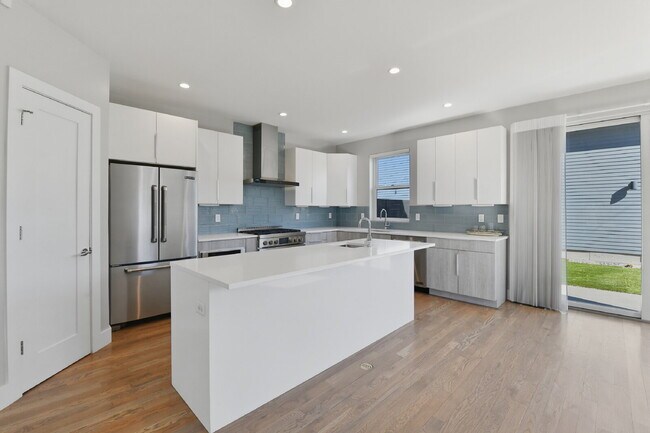 Building Photo - $5,740.95, $300 off the first month's rent, 4 Beds - 5 Bath, Townhouse in Denver with Office!