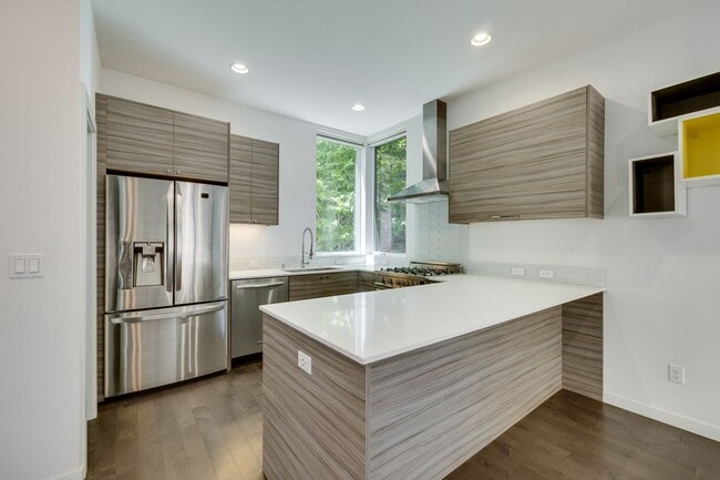 Building Photo - Beautiful 3 bedroom townhome in Leschi!