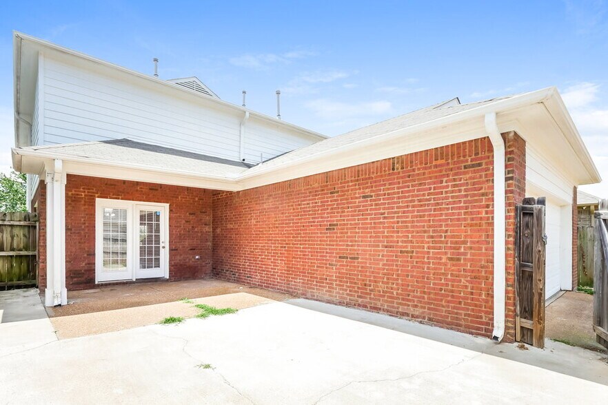 Building Photo - 10176 Evening Hill Dr