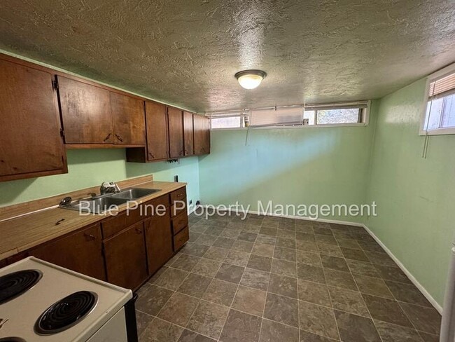 Building Photo - 225 E Fir St