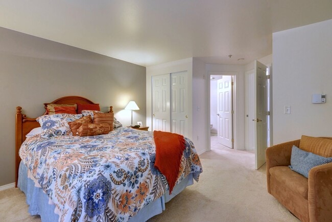 Building Photo - 18501 SE Newport Way