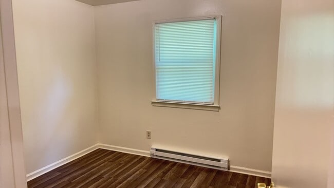 Building Photo - SRP-SH048-2033 Fallsdale Drive 1-4