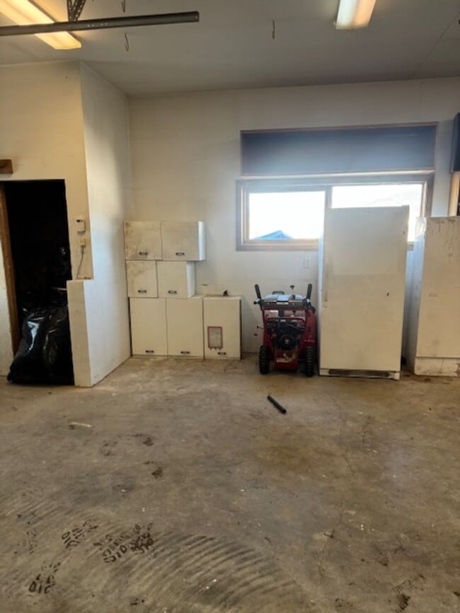 Building Photo - Beautifully upgraded 3 BR 2Ba with W/D and Shop/Garage in back.