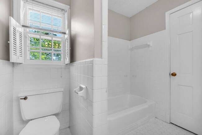 Building Photo - Newly Renovated 4-Bedroom Home in Germanto...