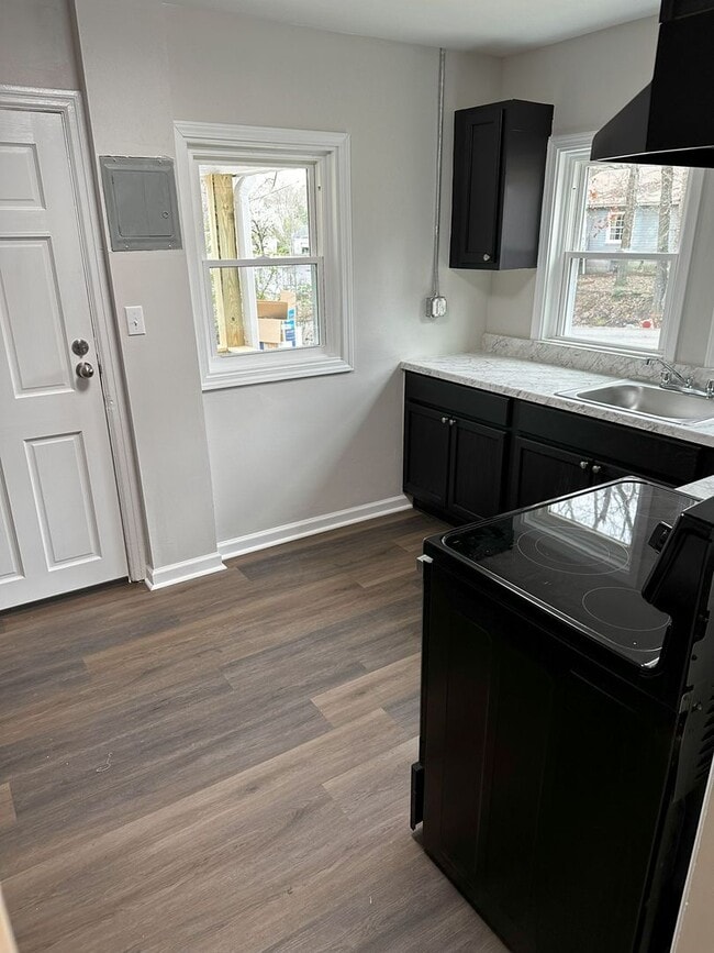 Building Photo - 2 Bedroom Home with Spacious Backyard and Modern Upgrades