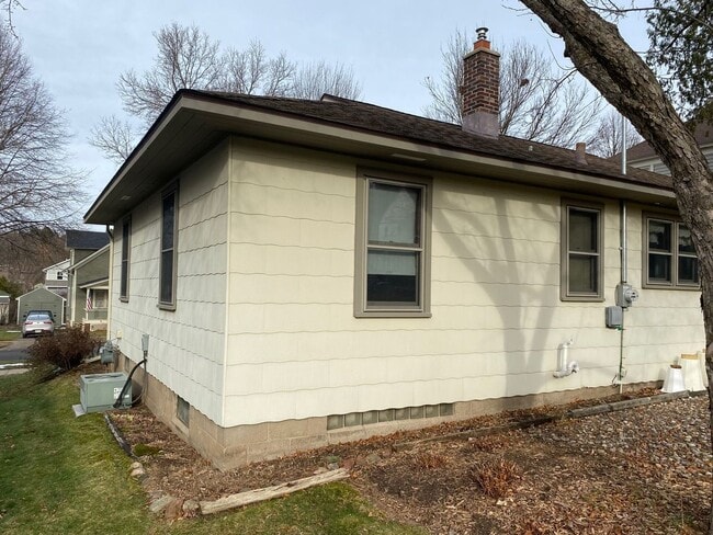Building Photo - 2 Bed 1 Bath Single Family Home in Wausau