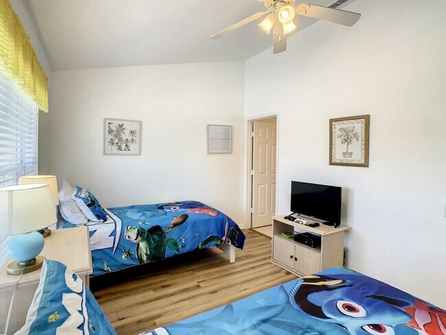 Building Photo - 2356 Silver Palm Dr