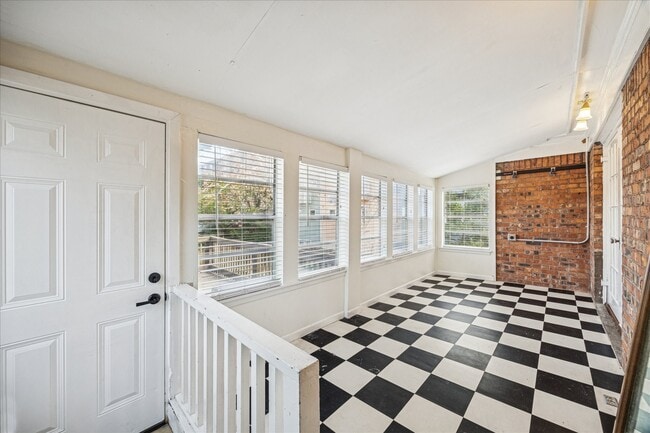 Building Photo - 2408 White Oak Dr