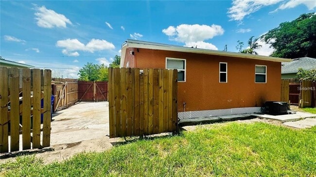 Building Photo - 850 E 19th St