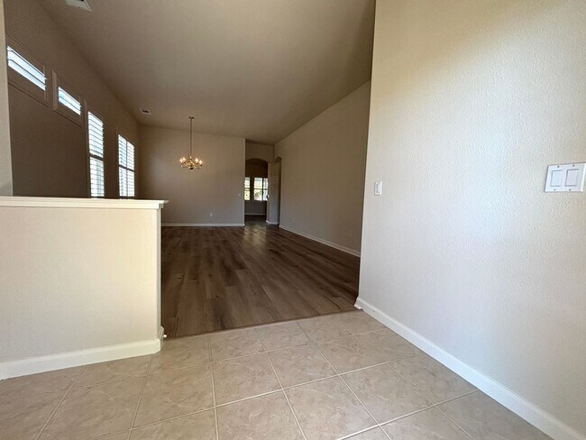Building Photo - Gorgeous 3 Bed 2.5 Bath with SOLAR! 55+ Community