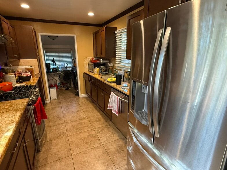 kitchen - 5208 Woodman Ave