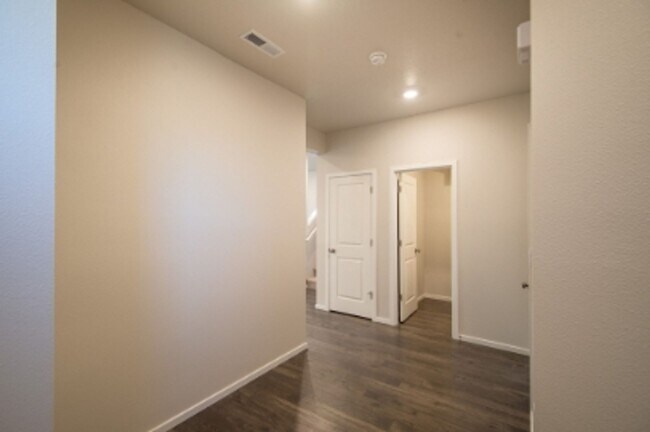 Building Photo - Beautiful newer construction 4 bed, 2.5 ba...