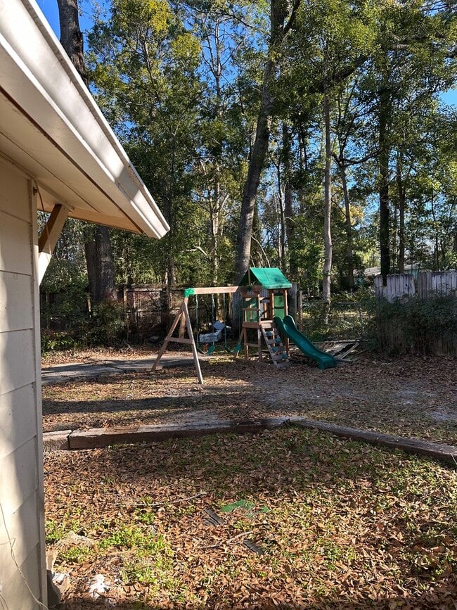 Building Photo - 4/2 house on Karen Lane - Available Now!