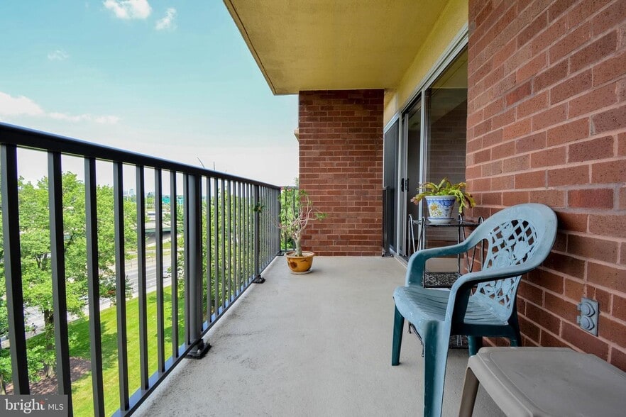 Building Photo - 1300 Army Navy Dr