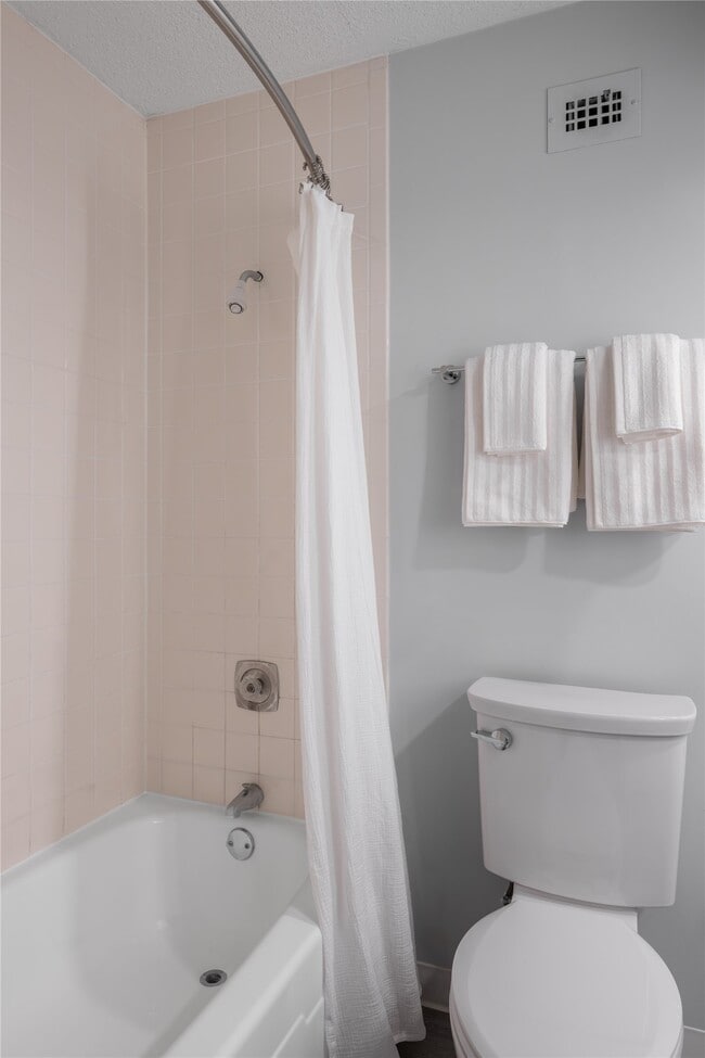 Building Photo - 16 W 10th St