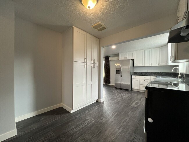 Building Photo - Updated Single-Level 3BD/2BA Home with Stainless Appliances, Expansive Yard & Flexible Layout