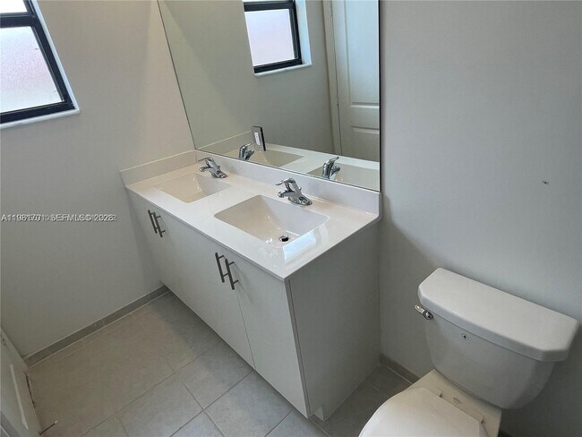 Building Photo - 969 NE 211th St