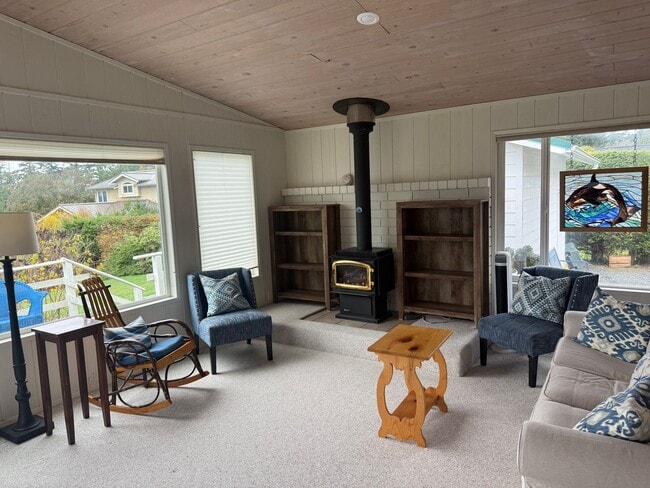 Building Photo - Charming Lummi Island Home - 2 Bedroom 2 B...