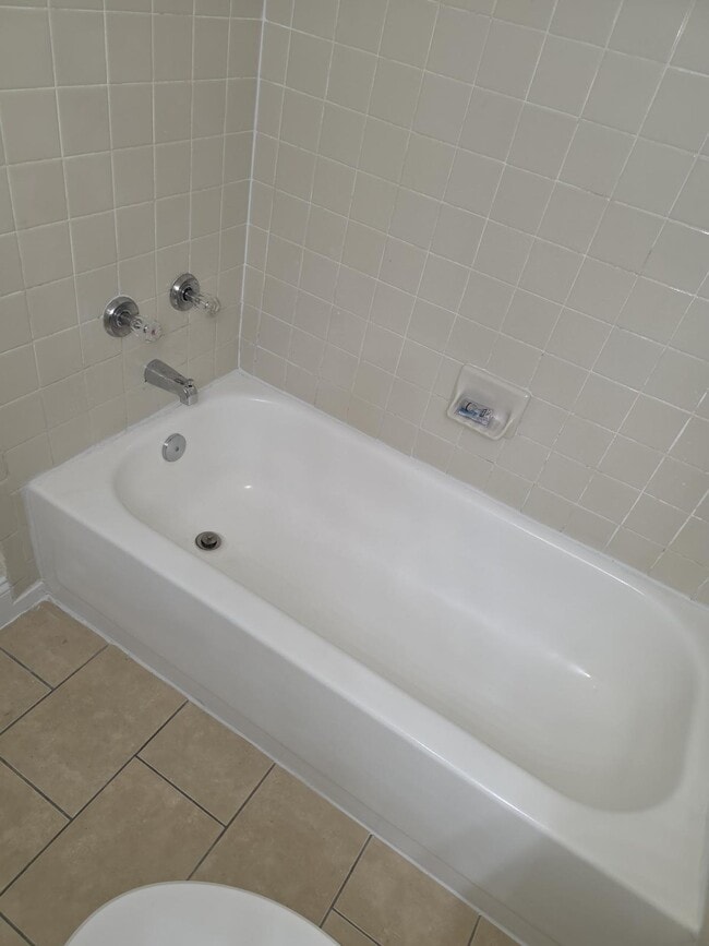 Building Photo - 2550 N Alafaya Trail