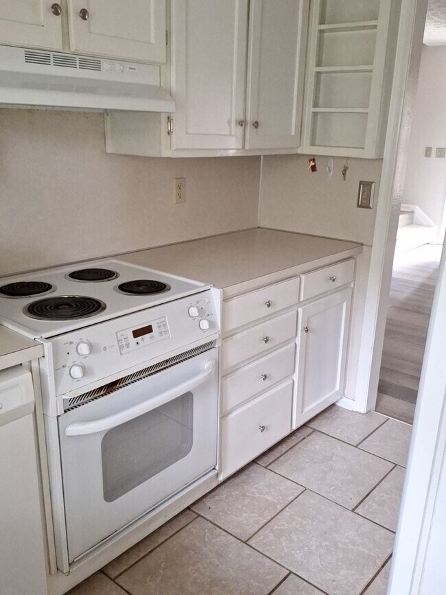 Building Photo - Charming Three Bedroom home available in Phenix City Al!