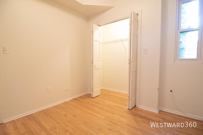 Building Photo - 954 N Honore St