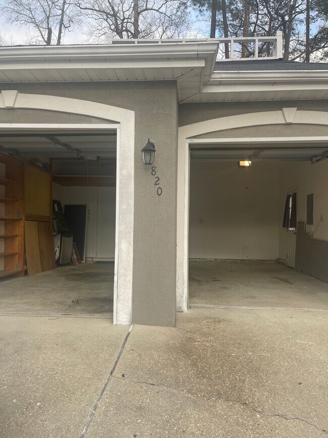 Building Photo - 820 E Willow Point Pl