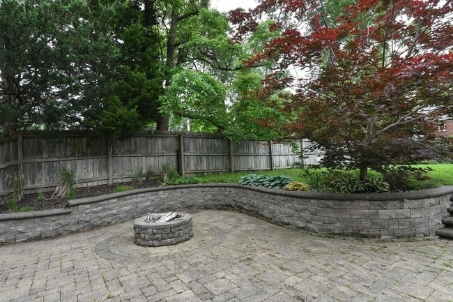 Building Photo - 106 Manlyn Dr