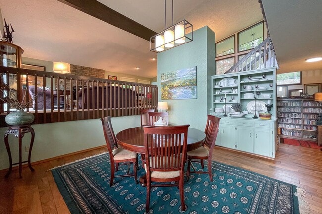 Building Photo - Fully Furnished Home