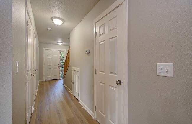 Building Photo - Charming 3 bd 2.5 ba Townhouse - Special! $500 OFF on December Move In!