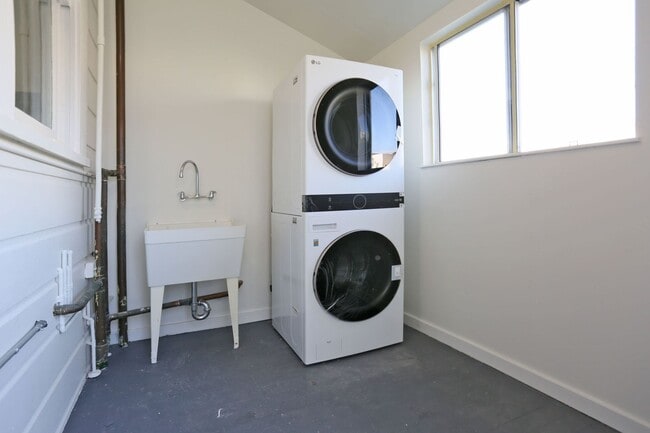 Building Photo - 144 10th Ave