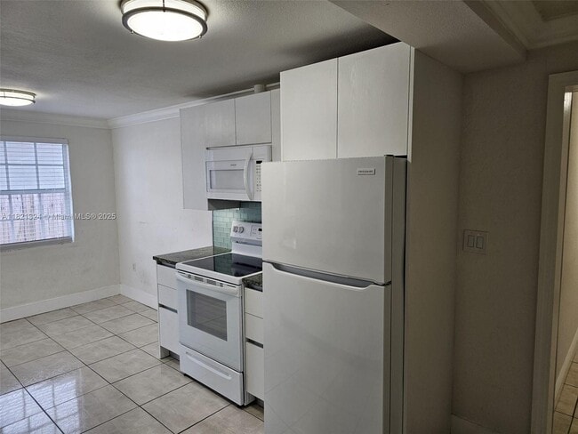 Building Photo - 651 SW 66th Ave